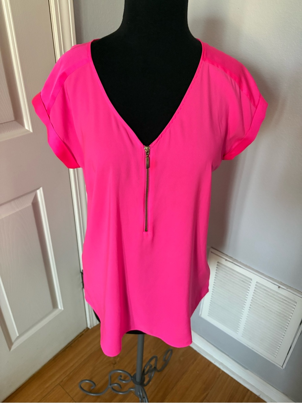Express Hot Barbie Pink V-Neck Zip Front Blouse Sz Medium